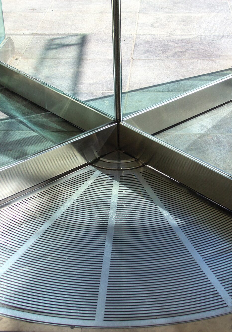 Revolving glass door