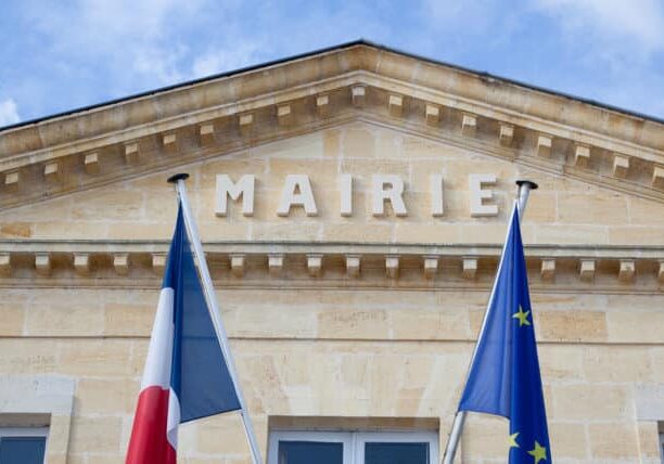 Jolie mairie avec drapeaux