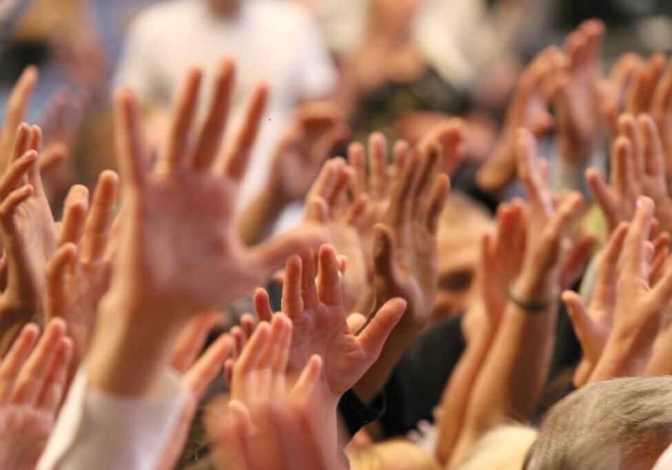 Mains-levées-retouchée