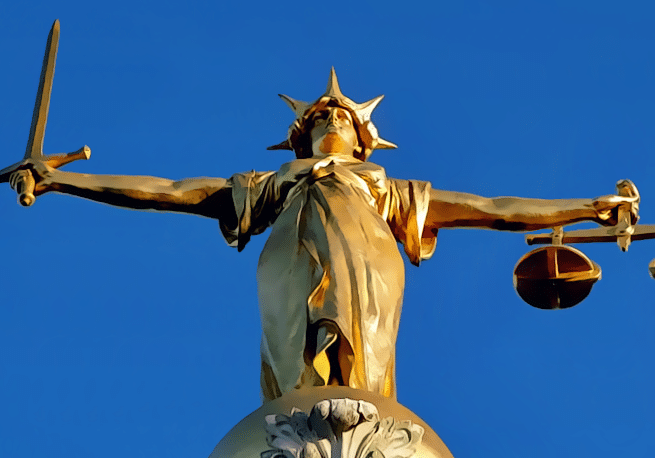 statue justice carrée