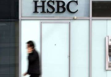 une-personne-passe-devant-une-agence-hsbc-a-paris-le-24-mars-2010_5358367